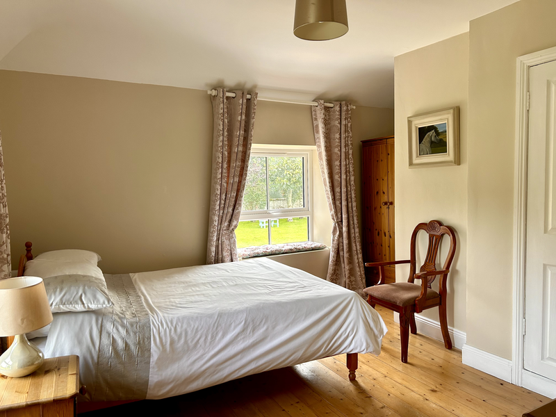 Accommodation double room with farm and mountain view